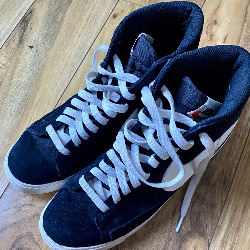Women’s Nike BlazerMid VintageSuede AV9376 Black and White Sneakers